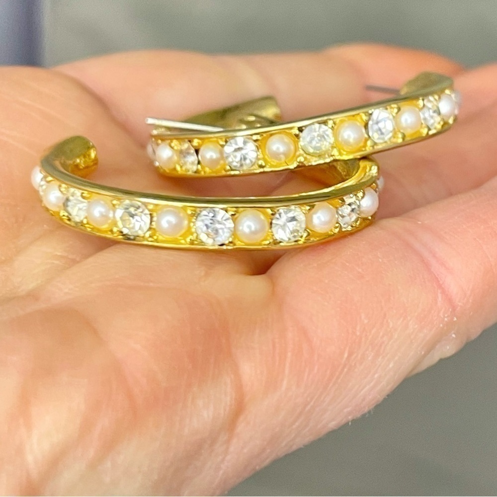 Vintage TRIFARI Signed Gold Tone Hoop Earrings Faux Diamond Rhinestone Pearls - Picture 4 of 7